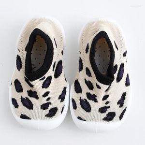 Premiers marcheurs bébé imprime des chaussettes de sol antidérapantes printemps et automne imprimé léopard chaussures à semelle en caoutchouc pour enfants chaussette de mode pour tout-petits