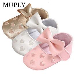 Premiers marcheurs bébé PU cuir bébé garçon fille bébé mocassins moccs chaussures arc frange semelle souple chaussures antidérapantes chaussures de berceau 230906