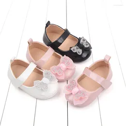 Premiers marcheurs bébé chaussures brillantes mignonnes papillon blingling paillettes de haute qualité Pu tpr semelle anti-glissement pour les filles nées 0-6-12 mois