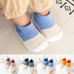 Zapatos de bebé para primeros pasos, calcetines antideslizantes y transpirables para el suelo de la cuna infantil con suela de goma, fondo suave de malla para niña