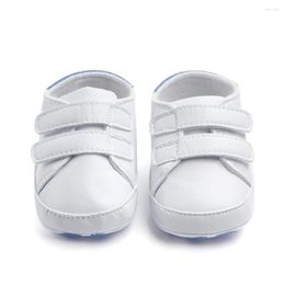 Premiers marcheurs bébé chaussures en cuir artificiel enfant en bas âge garçons filles semelle souple berceau blanc Sneaker né infantile Sandale Bebes Fille