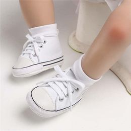 Premiers promeneurs Baby Shoes Boys Girls Flash Sports Crib Infant Bakin Soft Soft Sole Antislip Sneakers 221113