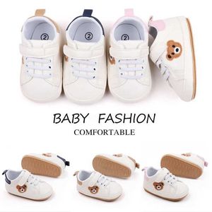 Eerste wandelaars Babyschoenen Cute Bear Sneaker Spring en herfststijl Hoge kwaliteit PU en TPR Sole Anti-Slip 0-9-18 Maand Toddler Walking BMB3134 Q240525