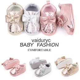 Chaussures de premiers pas pour bébés, jolies filles avec nœud papillon, belles pour 0-6-12 mois, douces et de haute qualité, paillettes brillantes, nouvelle mode 2023 BabysH24229