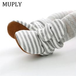 Premiers marcheurs bébé chaussures pour garçons nés filles rayure enfant en bas âge chaussons coton confort doux antidérapant infantile bottes chaudes 231026