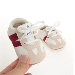 Eerste wandelaars babyschoenen pasgeboren babymeisjes jongens zachte zool schoen anti slip pu suede lederen sneakers harde zool prewalkers 0-18m gc1990