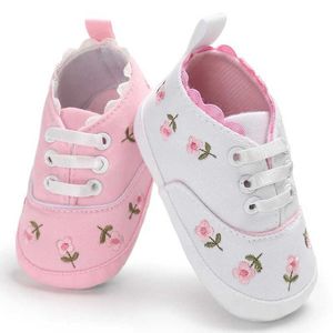 Eerste wandelaars Babyschoenen Wit Lace Lace Borduurde zachte schoenen Wandelaars Toddlers Childrens Shoes First Movers D240525