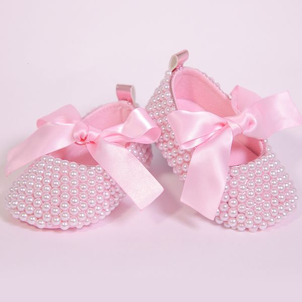 First Walkers Baby Shower Gift Crochet Pink Pearl Shoes Botas de bebé Encaje de seda Suela suave Transpirable y cómodo 230330