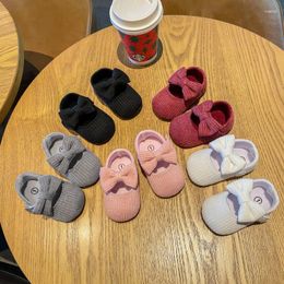 Primeros caminantes calcetines para bebés zapatos nacidos calidez niños goma suave color sólido bowknot zapatillas de deporte niñas pequeñas paso