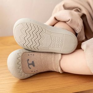 Premiers marcheurs bébé chaussettes chaussures infantile mignon dessin animé enfants garçon en caoutchouc souple semelle enfant plancher sneaker bebe chaussons enfant en bas âge filles marcheur 231128