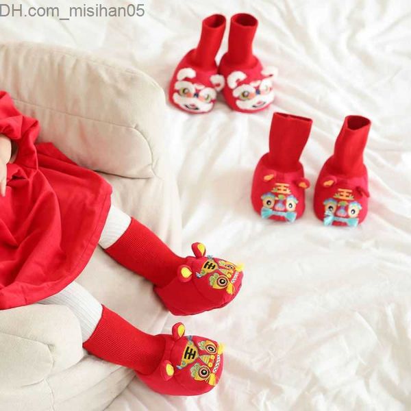 Premiers marcheurs Chaussures à tête de tigre pour bébé Nouvelles chaussures et chaussettes chaudes d'automne et d'hiver Chaussures pour enfants antidérapantes rouges traditionnelles chinoises à l'intérieur du Nouvel An Z230707