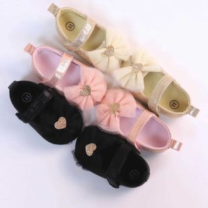 Eerste wandelaars Baby Walking Shoes Babys Eerste paar peuterschoenen Babyschoenen Ademend en niet -slip meisjes Fashion Shoes Princess Lace Style D240525