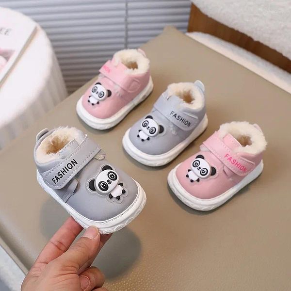 Les chaussures de marche pour bébés pour les premiers pas des garçons et des filles âgés de 0 à 1 à 2 ans sont appelées chaussures en coton épais en peluche