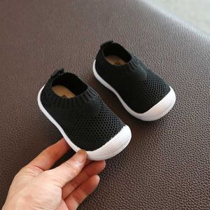 Eerste wandelaars baby's eerste stap schoenen ademende baby en peuter schoenen meisje en jongen casual mesh schoenen zachte zool comfortabele en niet -slip schoenen d240525