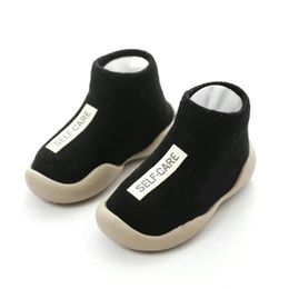 Primeros caminantes Zapatos lindos negros Andador para bebé Zapatillas para niño Zapatos casuales para niño Zapatillas de deporte antideslizantes para bebé Zapatos para niña pequeña 231031
