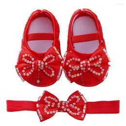 Eerste wandelaars geboren babymeisje voet pedaal parelschoenen hoofdband set mooie prinses kanten bowknot baby non -slip wandelaar zachte zool