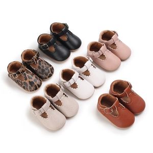 Eerste wandelaars Baby Shoes Classic Leather Boy Girl Multicolor Toddler Rubber Sole Antislip Infant Mocassins 221107