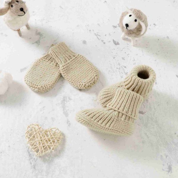 Premiers marcheurs né bébé chaussures gants ensemble tricot infantile fille garçon bottes mitaine mode solide 2PC enfant en bas âge enfant SlipOn lit fait à la main 018M 240126 L240402