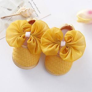 Primeros caminantes nacidos zapatos de bebé encaje bowknot calcetines de niña suave algodón suela de goma antideslizante zapatos para niños pequeños