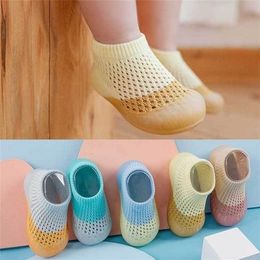 Premiers marcheurs nés bébé chaussettes chaussures enfants semelle en caoutchouc souple antidérapant enfant en bas âge été enfants filles garçons couleur correspondant Prewalker 221107