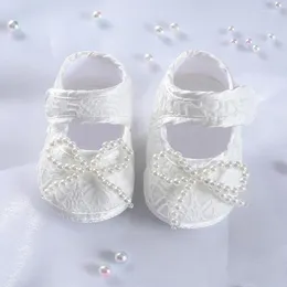 Primeros caminantes nacidos lindos zapatos de bautismo de encaje blanco niña princesa mocasines Moccs zapato arco perla calzado Walker cuna