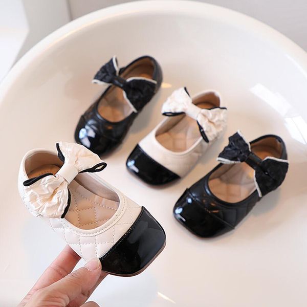 Primeros caminantes nacidos flor niños niños niños pequeños zapatos de cuero para niñas pequeñas blanco rosa fiesta plana vestido de boda zapato 221117