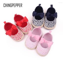 Eerste wandelaars Born Girls Crib Shoes Baby Item Mode voor baby's Bows Flats Pink Princess Loafers Toddler Steps Trainers Bloemen Schoeisel