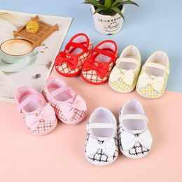 Primeros caminantes Borns Moda Arco Zapatos casuales Princesa Zapatillas de deporte de suela suave 0-12 meses Cama de bebé Caminando