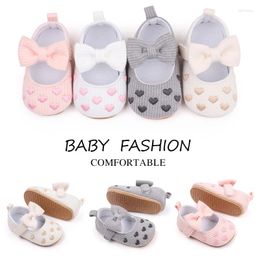 Chaussures de premiers pas pour bébés filles, mocassins mignons en forme de cœur, semelle souple, plates, princesse, berceau