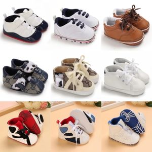 Babyschoenen Jongens Klassieke Mode Hoge Top Casual Sport Basketbal Schoenen Baby Meisjes Zachte Zool Wandelen Wit Doop Walker 231207