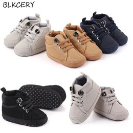 First Walkers Brand Born Baby Boy Shoes Suela suave Cuna Botas cálidas Zapatillas antideslizantes PU sólido para 1 año 018 meses 231109