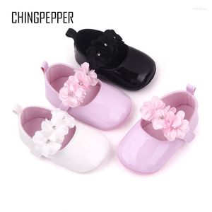 First Walkers Marque Infant Girl Crib Shoes Born Pink Flowers Chaussures Toddler Mocassins en cuir lisse Semelle souple Princess Flats Article pour bébé