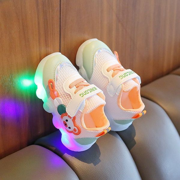 Premiers marcheurs enfants chaussures à maille unique 2023 été bébé semelle souple marche LED illuminé creux respirant conseil Bebes 230828