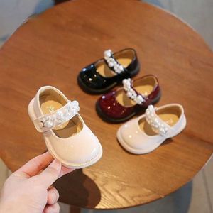 First Walkers Childrens Fashion Pearl Leather Shoes Baby Soft Sole Party Princess Shoes Childrens Anti Slip Leisure Apartement Baby First Step Walker D240525