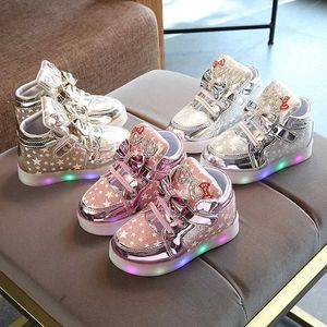 First Walkers Childrens LED Sneakers Girls mignons Chaussures de princesse brillantes Toddler Lumineux chaussures non glissées pour enfants Soft Bottom Linced Sneakers Q240525