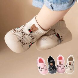 Chaussures antidérapantes confortables nouveau-né petites filles coton chaussettes de sol antidérapantes bébés garçons dessin animé baskets d'intérieur Prewalker 240315