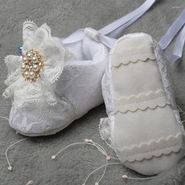 Premiers marcheurs perles de baptême personnalisées chaussures de bébé en cristal clair pour bébé né ruban blanc cadeaux de souvenir d'enfance