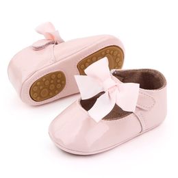 Premiers marcheurs Mignon bébé en cuir verni Walker chaussures pour fille 2023 infantile né Festival printemps automne Bow princesse robe sans glissement 230823