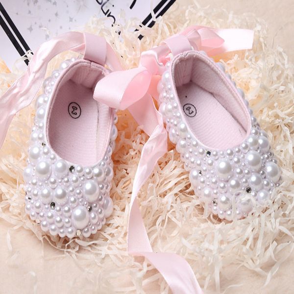 First Walkers Dollbling Baby Shoes Girl Bautizo Zapatos Perla Personalizado Hecho a mano Bautismo Cumpleaños Presente Princesa Little Girl Shoes 230620