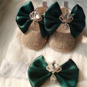 First Walkers Dollling Emerald Crown Baby Cirb Shoes Green Bow Hoofdband Set Bling Naam Ballet 100 Day Ballerina Princess Girl WA WA 221007
