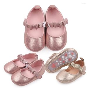 Primeros caminantes Moda Artículos para bebés nacidos Zapatos de cuna para niñas Entrenador para niños pequeños Mocasines de mariposas casuales Muñecas infantiles para regalos de entrenamiento