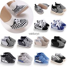First Walkers Fashionable Plaid Spring and Automne Style 0-18 mois Baby Lattice Fashion Loisking Sports Shoes Newborn Toddler H240506