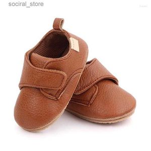 First Walkers First Walkers 2023 Babyschoenen meisje jongen pu lederen rubber zachte zol niet-slip hook lus baby peuter mocassins 0-18 maand l240402