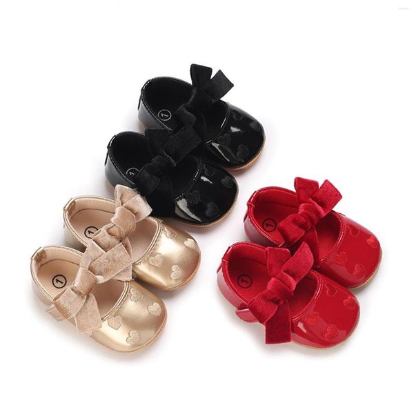 Primeros caminantes FOCUSNORM 0-18M Infant Baby Girls Lindos zapatos de cuna Patrón de corazón Bowknot Suela suave PU Pisos de cuero