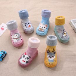 Eerste wandelaars focusnorm 4 kleuren geboren babymeisjes jongens anti-slip sokken wieg schoenen cartoon dierenprint gebreide zachte zool slippers