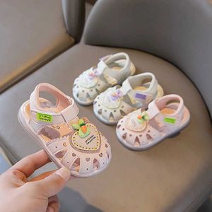 First Walkers Girls Bag Sandalen 2023 Zomer Nieuwe kinderen Love Breathable Sandals Prewalker Childrens Cartoon Strandschoenen Pasgeboren Baby Girl Y240423