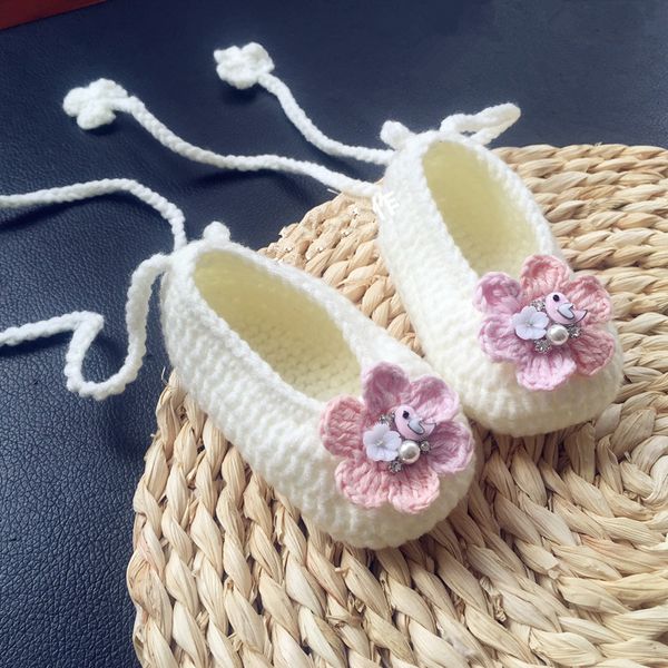 Premiers marcheurs de haute qualité personnalisés purs à la main à la main en tricot mou au crochet fleurs belles mocassins princesse bébés filles printemps 221208