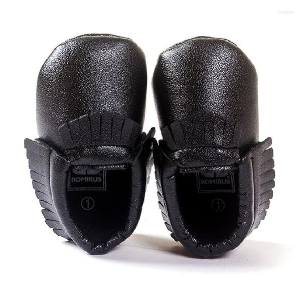 Primeros caminantes Hooyi Mocasines de bebé negros Zapatos nacidos Zapatos deportivos para niños Plantilla infantil hecha a mano Botas de cuero de PU