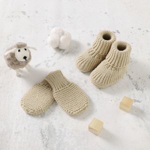 Eerste wandelaars Baby Baby Schoenen Handschoenen Set Effen Gebreide geboren Jongens Meisjes Kleding Accessoires Handgemaakte Peuter Kid Leuke Laarzen Wanten 018M 230726