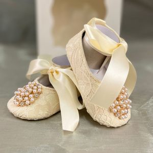 Chaussures de baptême en dentelle ivoire pour filles, chaussures de baptême à fleurs pour bébé, Flash, perles, chaussures de bébé douces et confortables, 230330